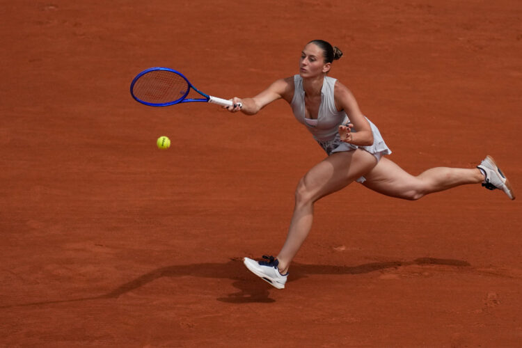Marta Kostyuk stuns 4-time champion Iga Swiatek on big day for Ukraine at French Open